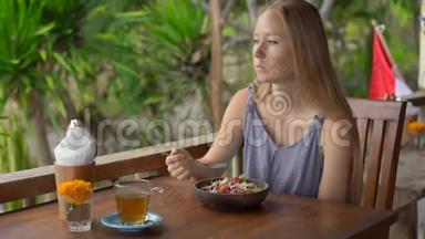 一个在热带咖啡<strong>馆</strong>里的年轻女人吃健康的<strong>素食</strong>沙拉。 <strong>素食</strong>概念